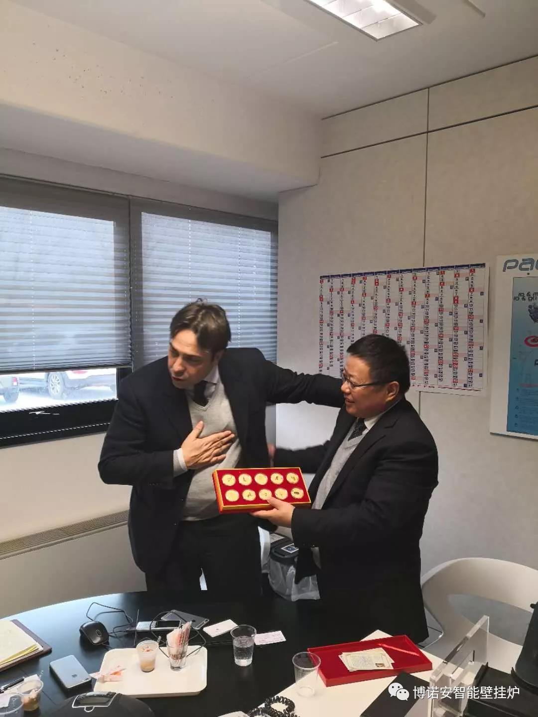 董事长吴效峰向VALMEX公司赠送了具有中国特色的十二生肖纪念品
