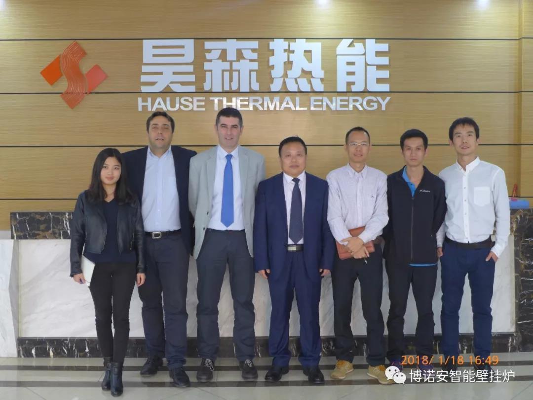 意大利VALMEX公司客人与我司董事长、总经理、技术部负责人在VALMEX产品前合影